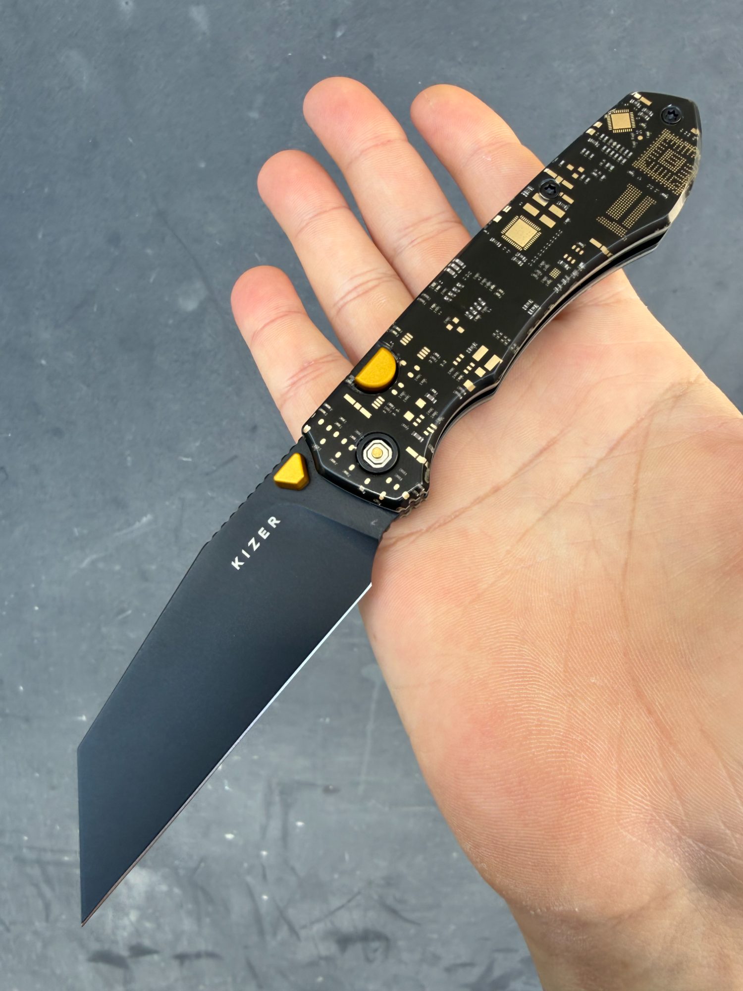 Blade City Exclusive Kizer Wharning — Black PCB (Limited Edition /100)